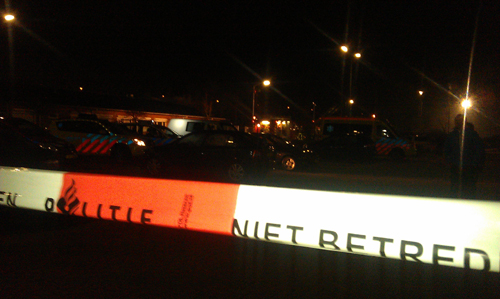 De politie heeft de omgeving van de brand afgezet.