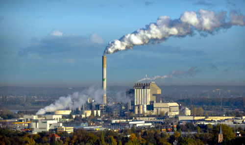 Woensdagmiddag nog geen witte rook uit de Sixtijnse kapel in Vaticaanstad, maar voor het eerst sinds 8 november wel weer uit de energiecentrale in Nijmegen. Foto: Piet Spanjers.