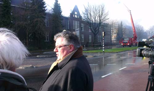Burgemeester Bruls neemt de situatie in ogenschouw.