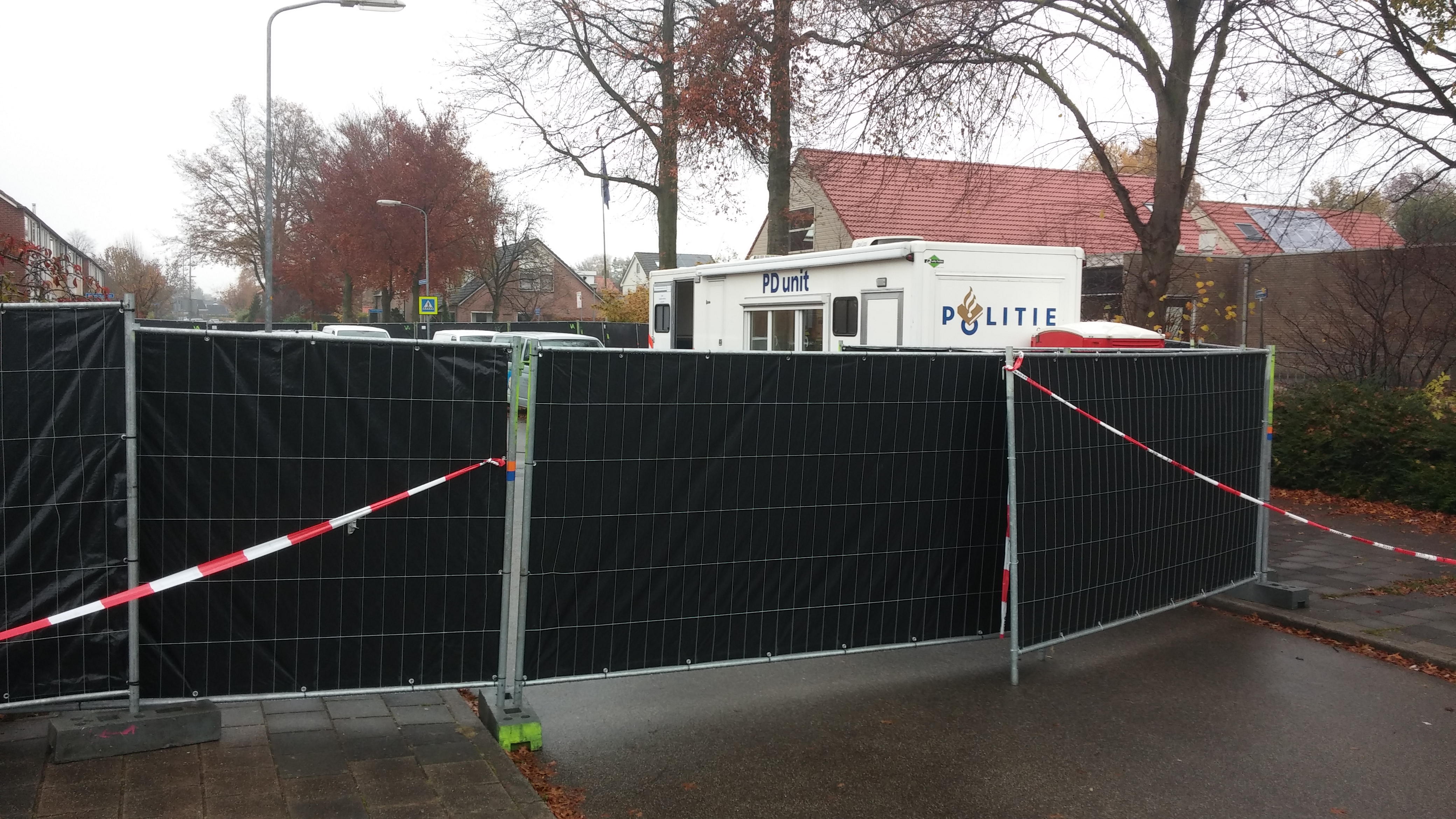 Bloemen bij woning vermoorde vrouw in hoevelaken omroep gelderland