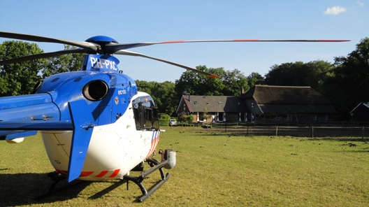 De politiehelikopter had een tijdelijke basis op in een weiland langs de Bakenbergseweg van de familie Van Loenen. Ze hadden de vaste bewoners, 20 pony's en paarden, tijdelijk op stal gezet (foto: Fam. Van Loenen)