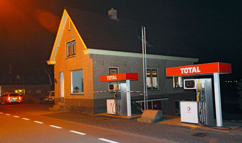 Politie bij de overvallen woning.