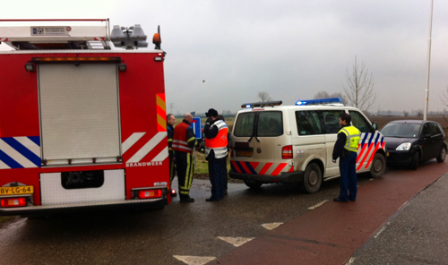 Hulpdiensten in de buurt van de ongevalsplek.