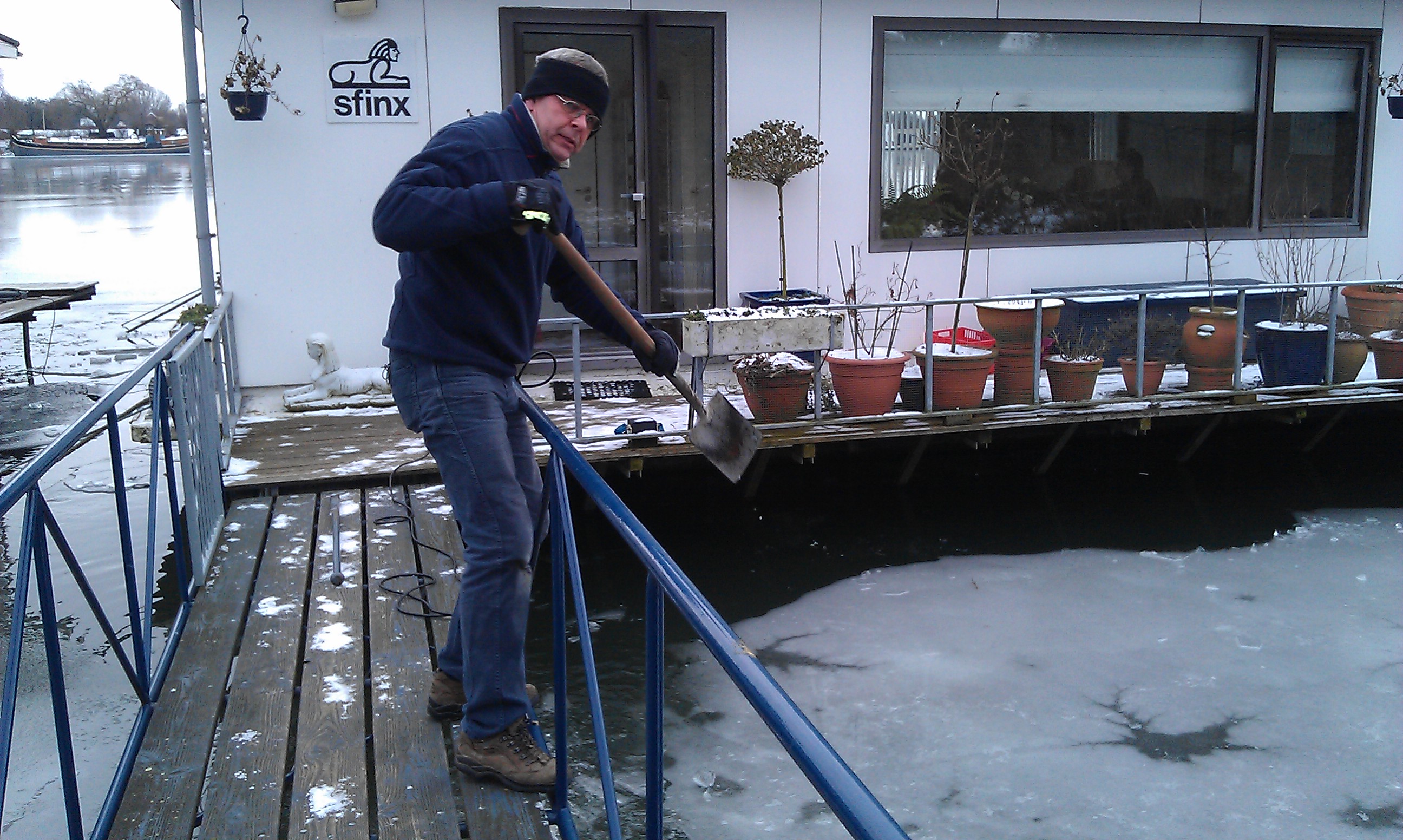 Deze woonbootbewoner neemt maatregelen