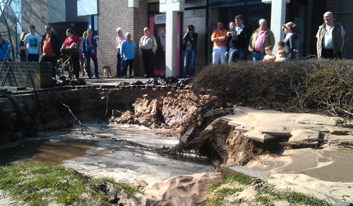 Het gat in Apeldoorn trekt veel bekijks