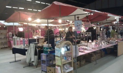 Kraampjes met hobbymaterialen en amateurkunst tijdens de Creadagen.