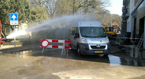 De brandweer zorgt er met water voor dat het gas neerslaat.