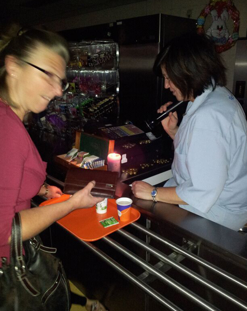 : bij het ROC Rijn IJssel halen studenten en docenten eten met de zaklamp in de hand