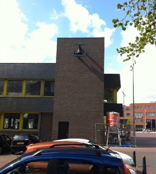 De geresatureerde klok op zijn nieuwe plek.