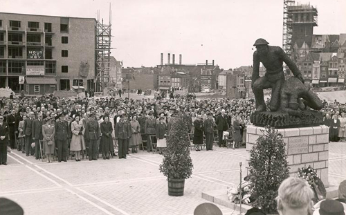 1951: terwijl de stad nog steeds zijn wonden likt, wordt op Plein 1944 het beeld van Jac Maris geplaatst. (foto: Jac. Marismuseum)