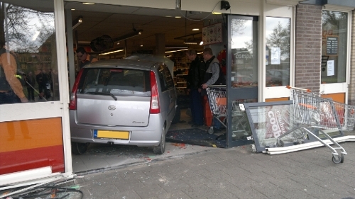 Auto rijdt supermarkt Huissen binnen