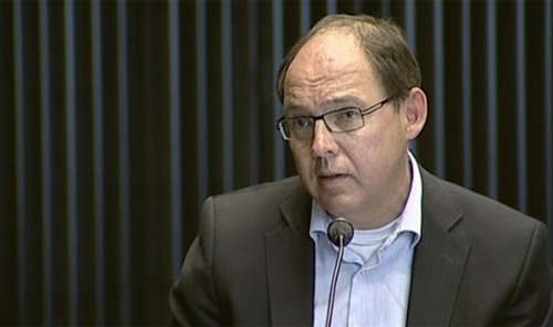 Oud-minister Ab Klink tijdens zijn verhoor.