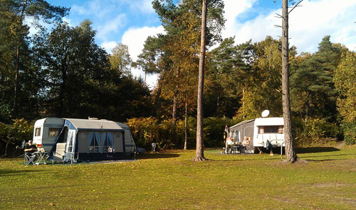 Kampeerders genoten zaterdag in Beekbergen van het zonnetje.