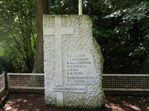 Monument dat herinnert aan de executie van 6 verzetsmensen en twee ondergedoken Geallieerde vliegers op 2 oktober 1944.